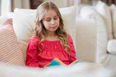 女孩阅读书沙发生活房间