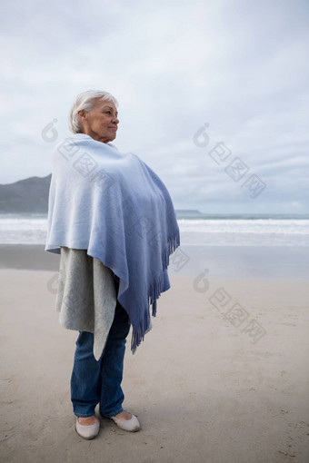 高级女人站海滩