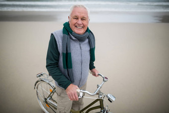 肖像<strong>高级</strong>男人。骑自行车海滩