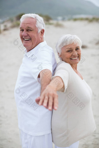 <strong>高级</strong>夫妇拥抱海滩