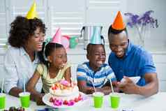 家庭图片庆祝生日聚会，派对