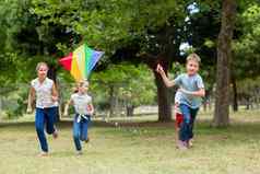 孩子们玩风筝公园