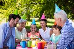快乐multigeneration家庭庆祝生日聚会，派对