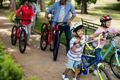 multi-generation家庭走自行车公园