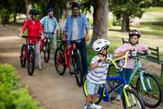 multi-generation家庭走自行车公园