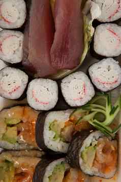 各种各样的寿司集服务白色盒子白色背景