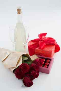 礼物巧克力盒子玫瑰香槟瓶白色背景