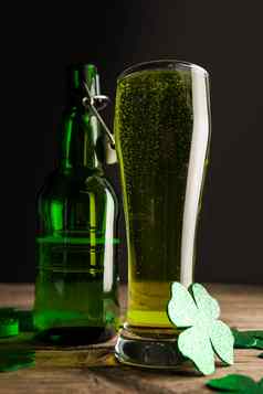 玻璃绿色啤酒啤酒瓶三叶草帕特里克一天