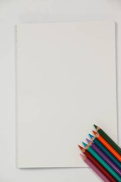 彩色的铅笔笔记本