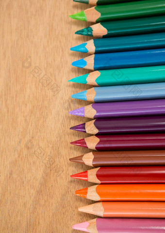 彩色的铅笔安排行
