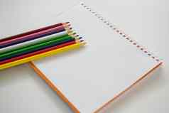 彩色的铅笔螺旋书