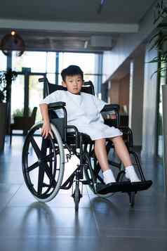 禁用男孩病人轮椅医院走廊