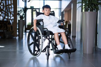 禁用男孩病人轮椅<strong>医院</strong>走廊