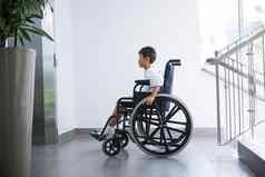 禁用男孩病人轮椅