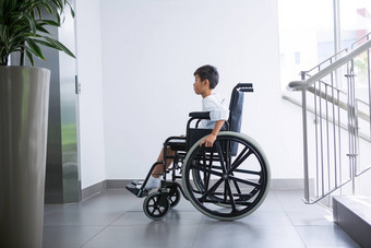 禁用男孩病人轮椅