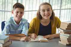 微笑学校孩子们阅读书图书馆学校
