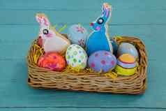 复活节鸡蛋服务柳条篮子