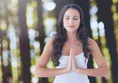 女人祈祷冥想瑜伽和平森林