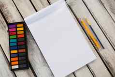 色彩斑斓的调色板画笔铅笔书木表面