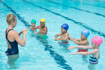 游泳教练指导学生