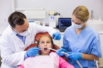 牙<strong>医护</strong>士检查年轻的病人工具