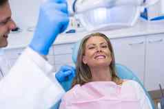 牙医调整电光病人坐着椅子