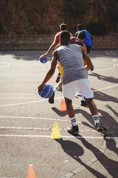 篮球球员练习运球钻