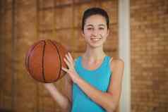 微笑女孩持有篮球