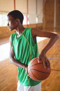 十几岁的男孩练习篮球法院