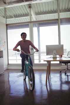 自信女商人骑自行车有创意的办公室