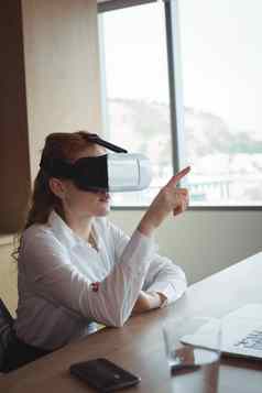 女商人期待虚拟现实技术办公室
