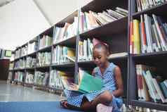 女孩阅读书架子上图书馆