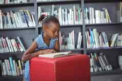 女孩阅读书奥斯曼帝国图书馆