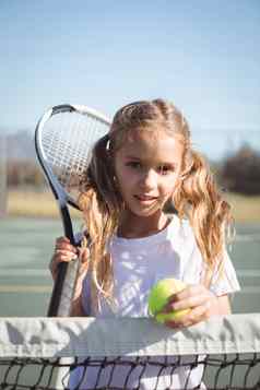 肖像女孩持有球拍网球球