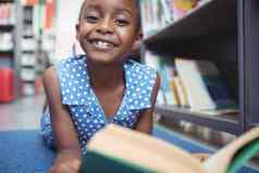 肖像微笑女孩书图书馆