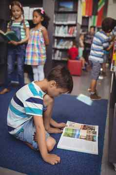 细心的小学生阅读书图书馆