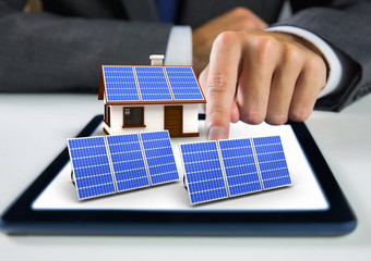 太阳能面板房子太阳能面板平板电脑商人手