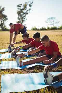 教练指导孩子们锻炼引导营