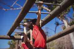 孩子们攀爬猴子酒吧障碍培训