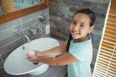 女孩洗手浴室水槽