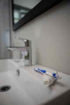 牙膏管牙刷浴室水槽
