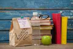 堆栈书苹果水瓶演出午餐袋