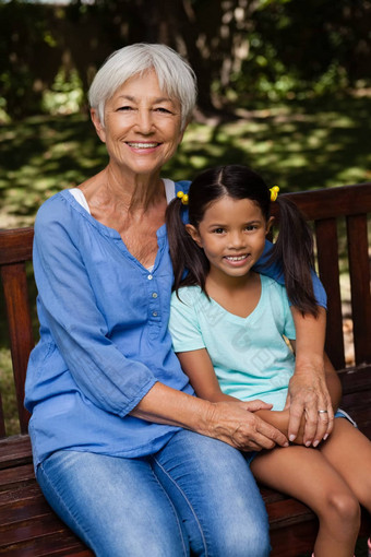 肖像（外）孙女高级女人坐着木板凳上