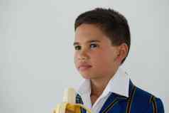 小学生持有香蕉白色背景