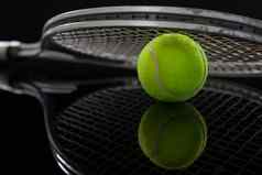 关闭球拍荧光黄色的网球球反射