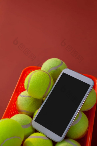 高角视图智能手机网球球篮子