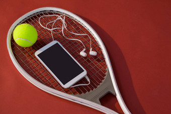 高角视图移动电话入耳式耳机球网球球拍
