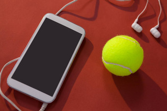 高角视图网球球移动电话入耳式耳机