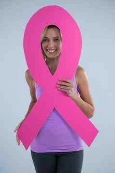 肖像年轻的女纸板乳房癌症意识丝带