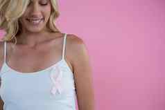 微笑女人乳房癌症意识丝带